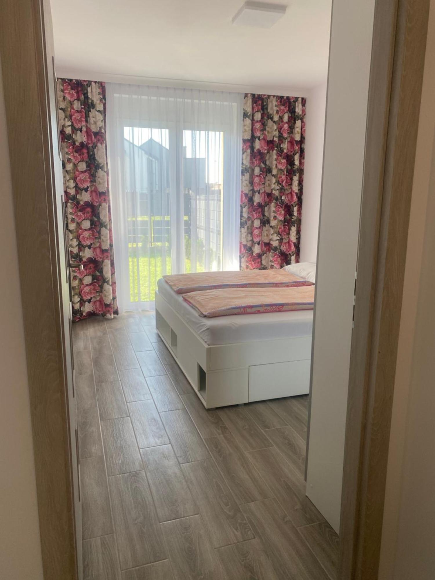 1 Tyskie Apartamenty Z Ogrodkiem Tychy Buitenkant foto